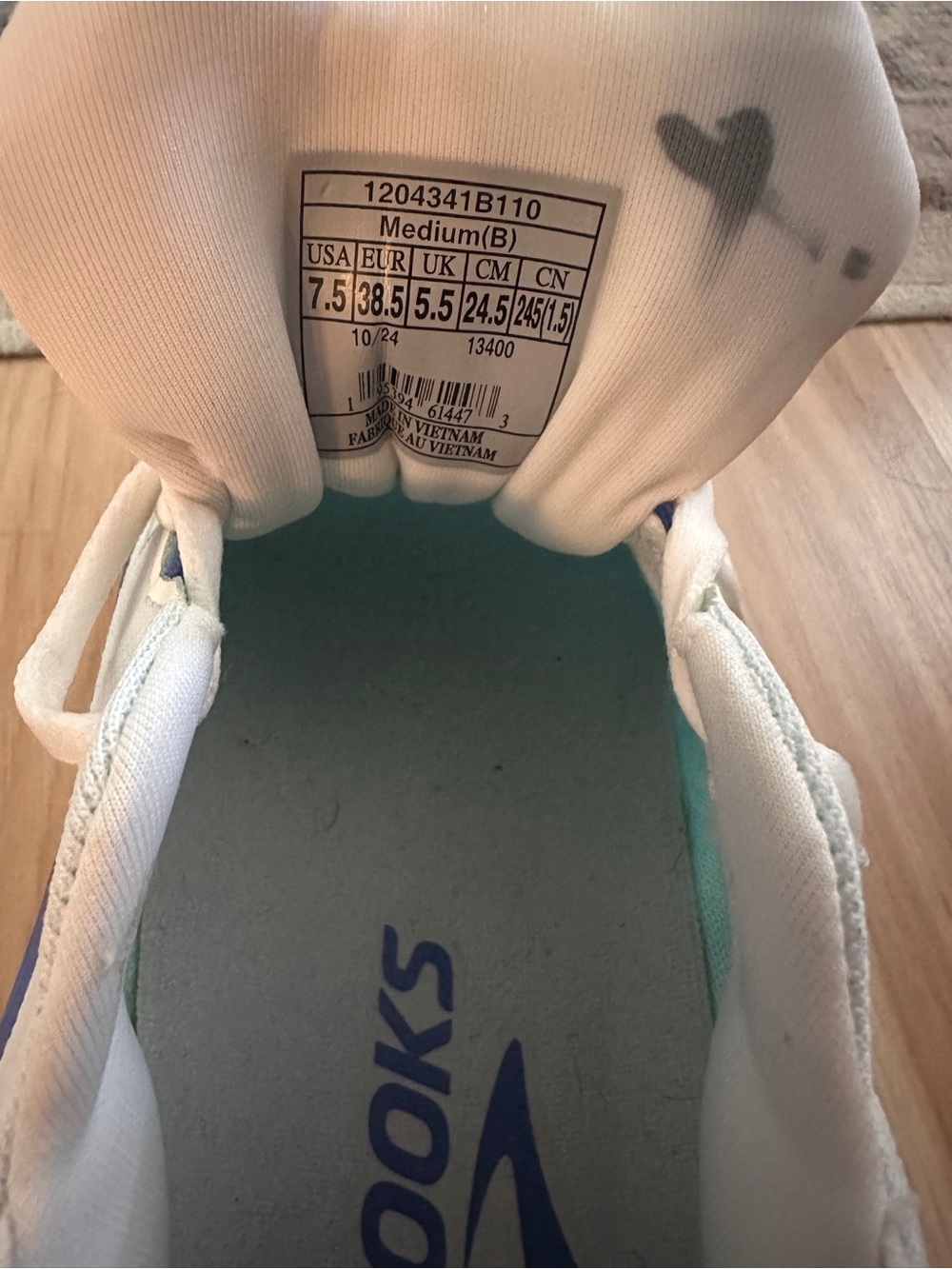 Brand new Brooks running sneakers - Picture 7 of 7